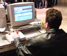 foto: computer bedienen met joystick