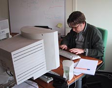 Foto: webbouwer Henk werkt met uiterste concentratie aan het toegankelijk maken van een website volgens de W3C-richtlijnen