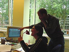 Foto: projectmanagers Jaqueline en David testen de richtlijnendatabase