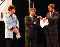 Foto: Ferry Mingelen interviewt Roger van Boxtel en Margot Vliegenthart 